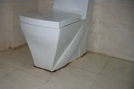 马桶底座发霉发黑，钢丝球刷不掉？掌握正确方法，干净如新还省事图片