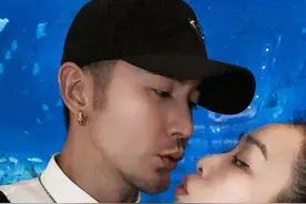 钟丽缇瘦身成功颜值重回巅峰，和张伦硕水族馆前亲吻好甜蜜图片