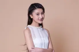 阔太甘薇晒6岁女儿近照，穿汉服对镜卖萌，五官遗传爸爸贾跃亭图片