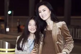 田海蓉哪像奔五的人？保守西服套装藏不住女人味，一颦一笑皆风情图片
