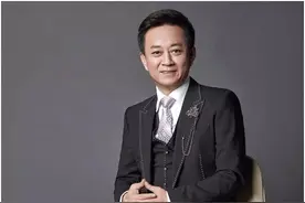 ​56岁朱军一改往日严肃，与娇妻同台表演，画风魔性图片