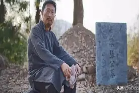 浙江老农，不顾众人阻拦要挖开儿子的坟墓，取出东西后送往北京图片