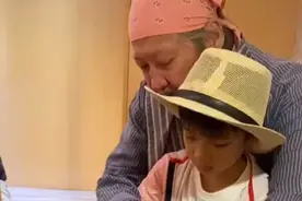 洪金宝近照罕曝光，身材消瘦到撑不起衣服，胡子花白与孙子玩闹图片