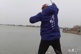 钓友：谁动我鱼竿我就把谁弄水里，管理方：好，我就让你弄水里图片