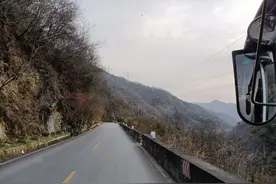 不愧是大秦岭最深处的县！从县城坐公交去乡镇，公路盘绕在山巅图片