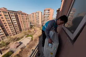 工人1天安装10台空调 京东“24小时急速安装”马力全开图片