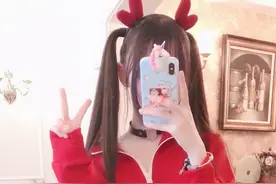 蔡萝莉穿搭可爱吸引眼球，天使恶魔的袜子显眼，超管看了也无语！图片