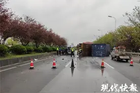 司机吃撑了嫌安全带勒得慌  刚解开就“飞”出去了！图片