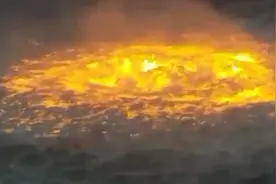 “大海着火了”！海面上，明亮的橙色火焰熊熊燃烧，墨西哥湾天然气泄漏导致水下管道着火图片