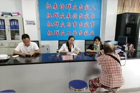 保亭县副县长黄美莲接待群众来访图片