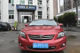 吓人！男子用脚操纵方向盘开车，还与多辆车“擦身而过”图片