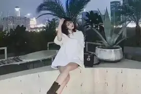 华为小公主大胆挑战下衣失踪！长衬衫配热裤时尚靓丽，很有看点图片