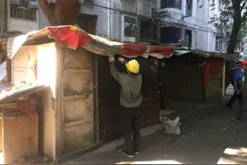 小区内随意乱搭建 楼上养鸡楼下开麻将室图片