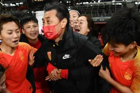 女足晋级后，王霜第一个拥抱贾秀全：他是严父也是慈父图片