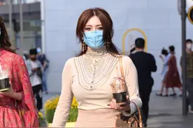 高腰包臀裙+水晶高跟鞋，适合微胖女人的裙装搭配，优雅又显身材图片