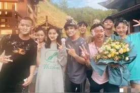 关晓彤晒照庆祝新戏杀青，蛋糕糊满脸开心比V，少女感十足图片