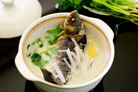 煮鱼用开水还是冷水？用错了，汤不白肉不嫩，腥味重营养还减半图片