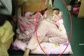 妹子穿睡衣就在火车上睡觉，来来往往这么多人自己也不知道尴尬图片