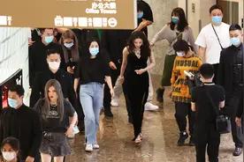 迪丽热巴秀美腿和事业线 多人护驾安保升级图片