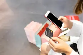 苦于直播间人气不旺，她发送了自己的隐私图片……｜今晚九点半图片