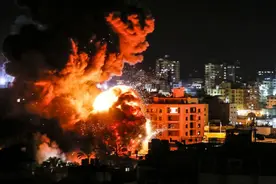 沙特深夜遇袭，300个军事目标无一幸免，美制导弹防御系统交了白卷图片