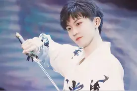 马嘉祺粉丝怼清华博士火树九漏鱼，网友：这是今年最好笑的笑话图片