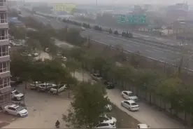 河北一货车司机1个月没回家，经过自家楼下一路双闪鸣笛提醒妻子图片