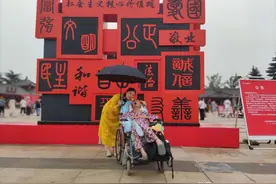 河南闺女照顾瘫痪老父十五载，旅游八年记录和父亲的点点滴滴图片