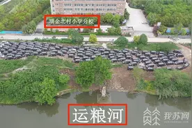 南京一行洪河堤变“停车场”，上百辆新车违停，离河道仅几米图片
