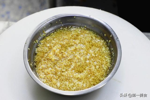 做蒜蓉酱时，直接炸蒜末是错的！大厨常加这1步，蒜蓉更香不发苦