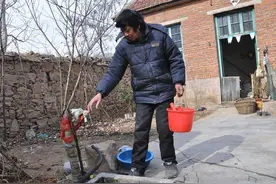 河南6旬光棍老伯一人吃饱全家饱，吃好喝好从不攒钱，看过成咋样图片