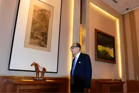 李嘉诚看中一个价值4万的文物却嫌太贵，对方用激将法让他掏了钱图片