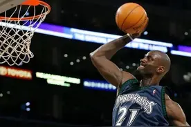 NBA六大巨星无解赛季：科比最炸裂彪分表演，加内特次轮打跪韦伯图片