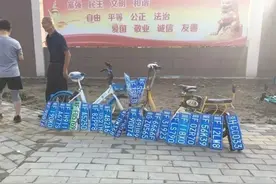 河北保定大爷摆摊归还雨中捡来车牌：不收一分钱图片