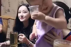 萌宝果汁喝出“二锅头”的味道，网友评论：别光喝“酒”，吃点菜图片