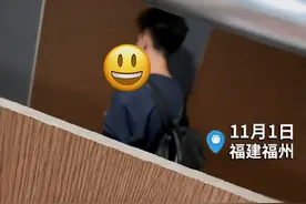 福建：男子闯进女厕所向女友道歉，其他女生尴尬，卑微爱情值得吗图片