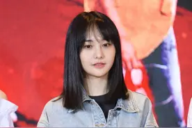 郑爽牛仔装清爽现身发布会，狂甩包袱秒变表情包图片