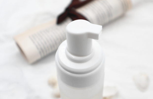 温和不刺激的洁面泡沫，男女都可用