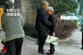 养大两个儿子，老夫妻却被迫分居，临别时手提牛奶拥抱落泪图片