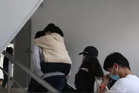 太暖了，同学们每天轮流背她去上课图片