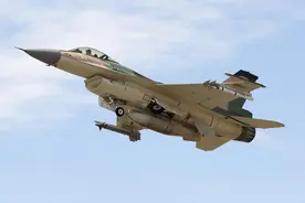 当年美国大力向中国推销F16战机，中国为何最终还是选择放弃？图片