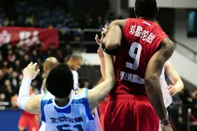 零容忍！暴力外援伸黑腿绊人，2次肘击对手面部，联盟需严惩不贷图片