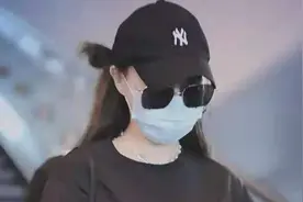 唐嫣难得“奢侈”一把，穿5000元T恤配大破洞牛仔裤，真够高级的图片