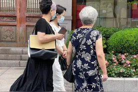 上海6、70岁阿婆真讲究，夏天穿裙子不露大腿，比故意扮嫩更优雅图片