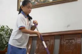 13岁女儿在家像“保姆”，家务多得做不完，妈妈却不满：她烦死了图片