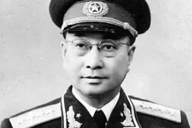 陈赓喝醉酒质疑毛主席，惹得毛主席拍桌子发怒，陈赓吓得不敢多言图片