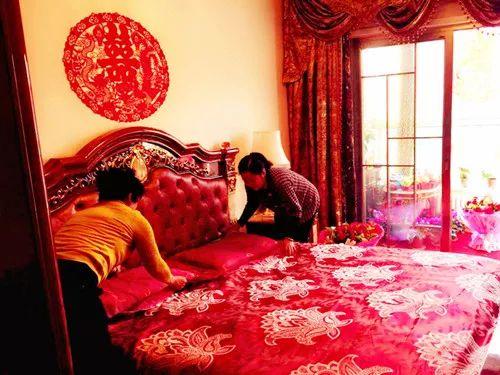 结婚铺床人有什么讲究？婚床谁来铺？这些婚俗新人须知