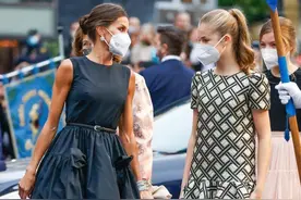 西班牙俩公主再尝试新风格，妹妹首穿长裙比姐姐美，老太后最华丽图片