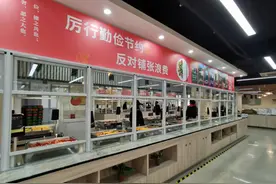 郑州一高校自助餐按克卖，学生：不怕阿姨手抖了，花钱也少了图片