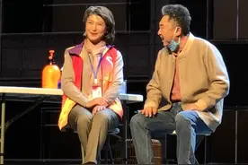 于谦相声剧北展巡演继续，国家一级演员闫学晶助阵，台下座无虚席图片